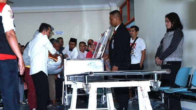 Detik-detik Para Sahabat Antarkan Jenazah Agung Hercules