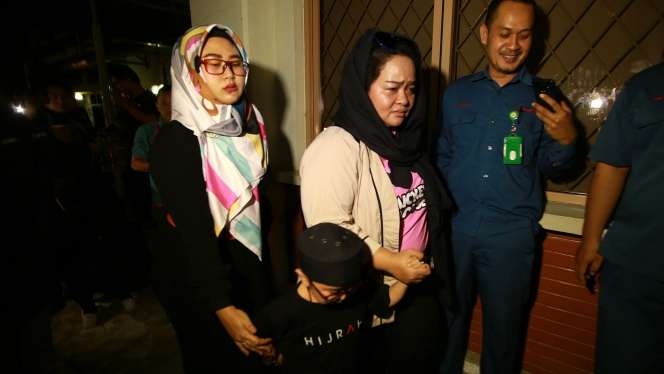 Detik-detik Para Sahabat Antarkan Jenazah Agung Hercules