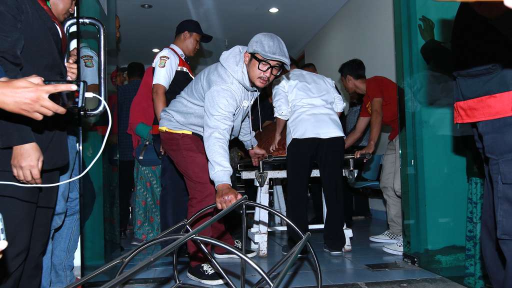 Detik-detik Para Sahabat Antarkan Jenazah Agung Hercules