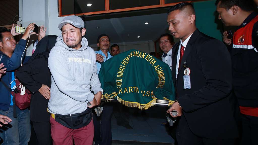 Detik-detik Para Sahabat Antarkan Jenazah Agung Hercules