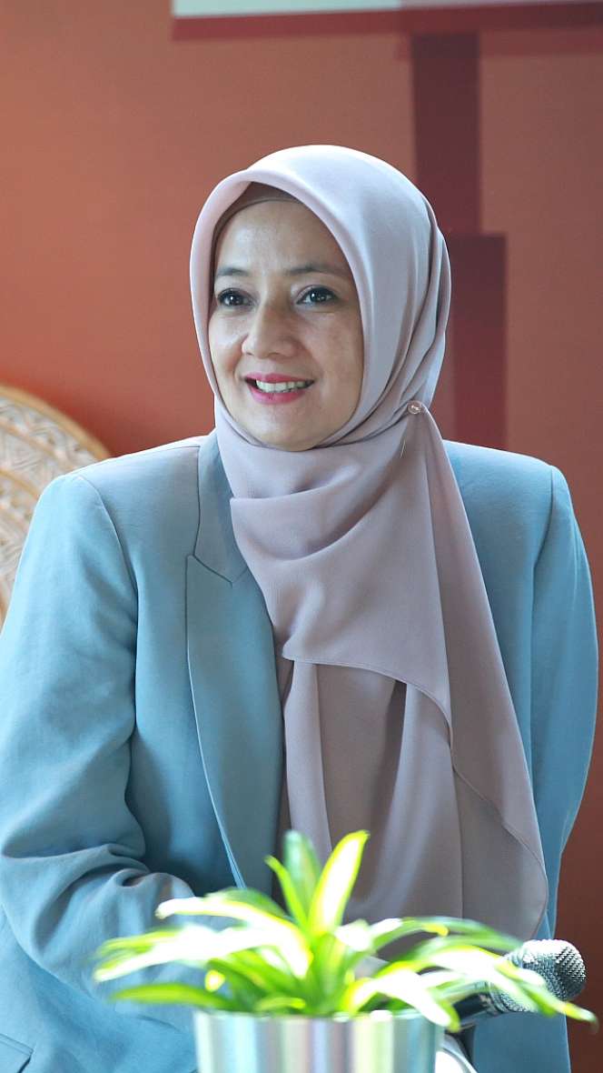 Gaya Modis Cut Mini dengan Office Wear Feminin