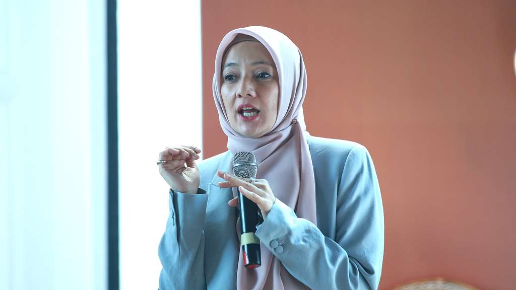Gaya Modis Cut Mini dengan Office Wear Feminin