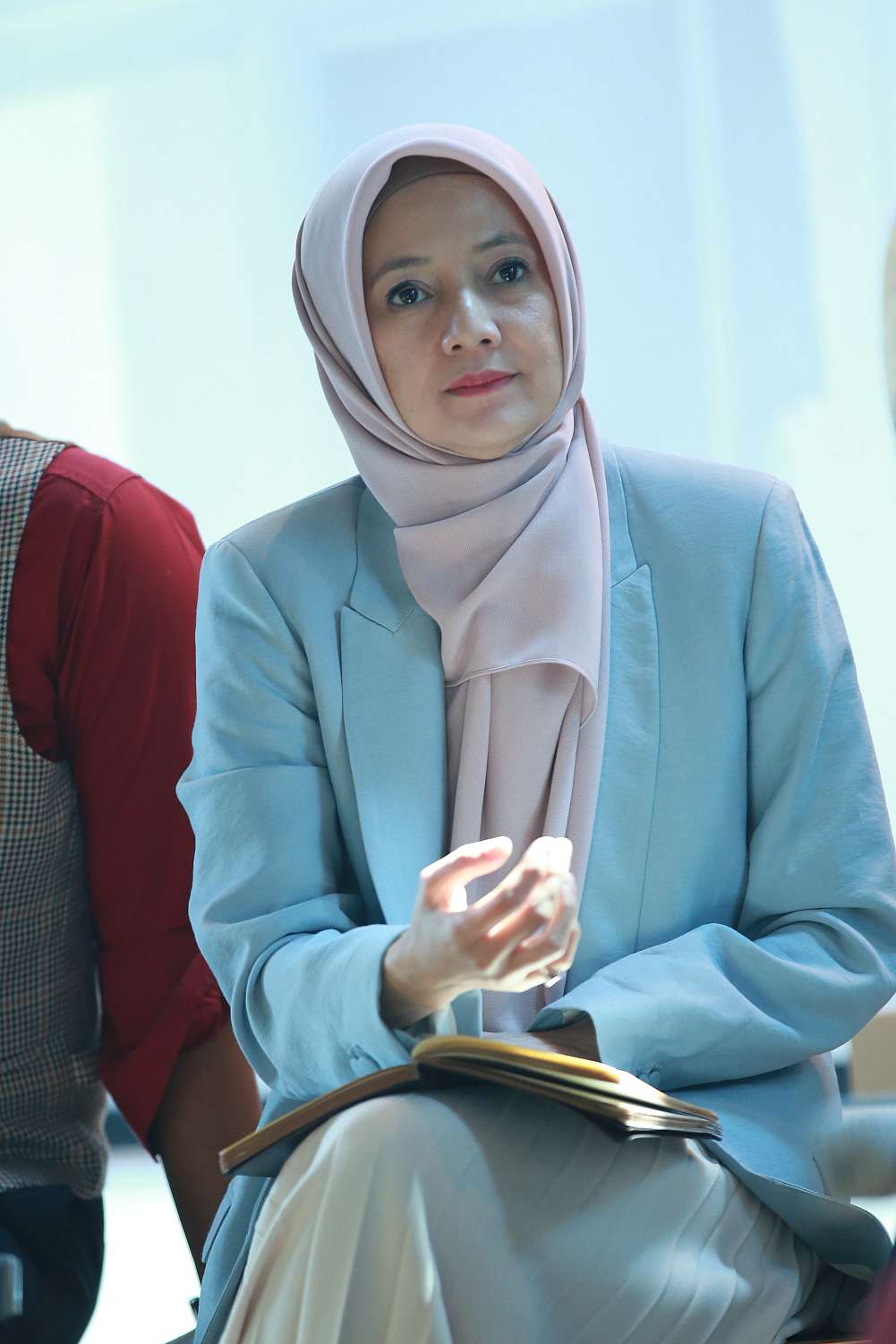 Gaya Modis Cut Mini dengan Office Wear Feminin