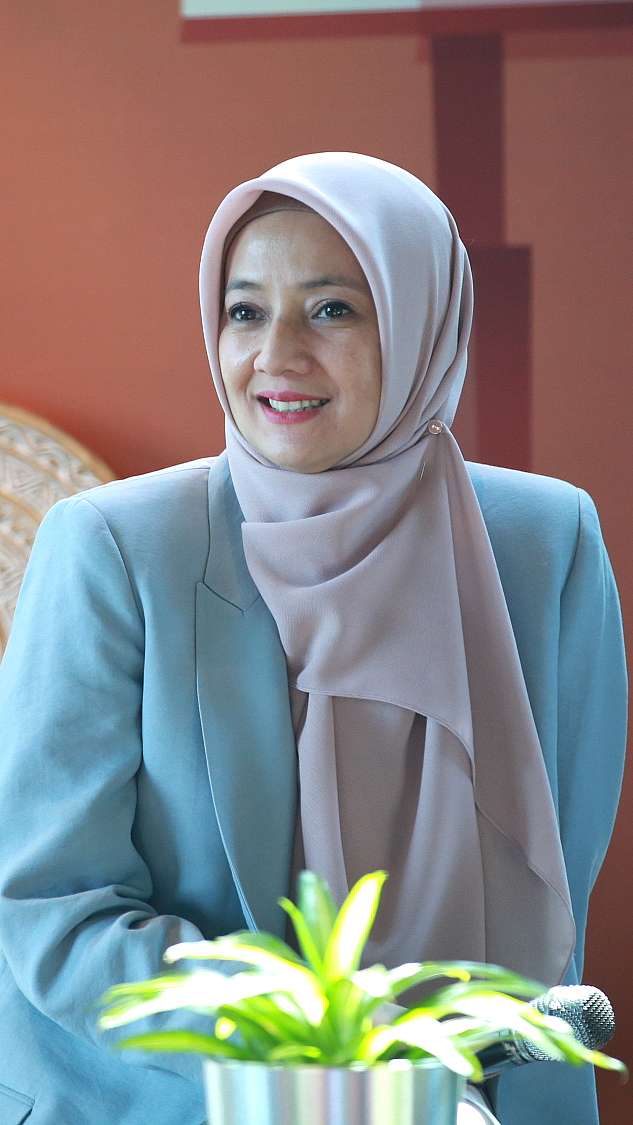 Gaya Modis Cut Mini dengan Office Wear Feminin
