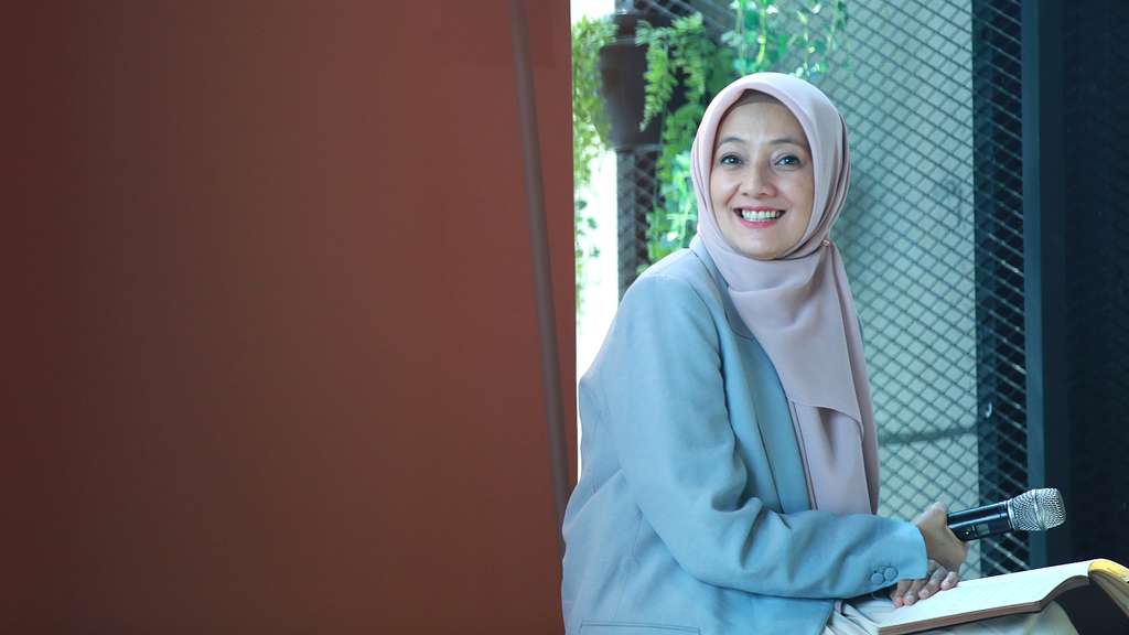 Gaya Modis Cut Mini dengan Office Wear Feminin