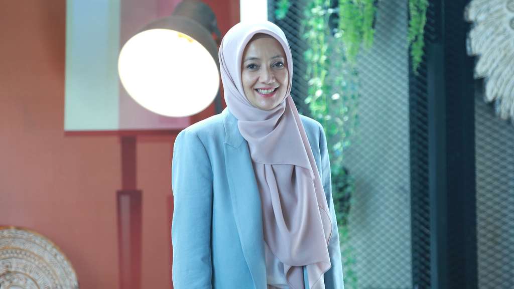 Gaya Modis Cut Mini dengan Office Wear Feminin