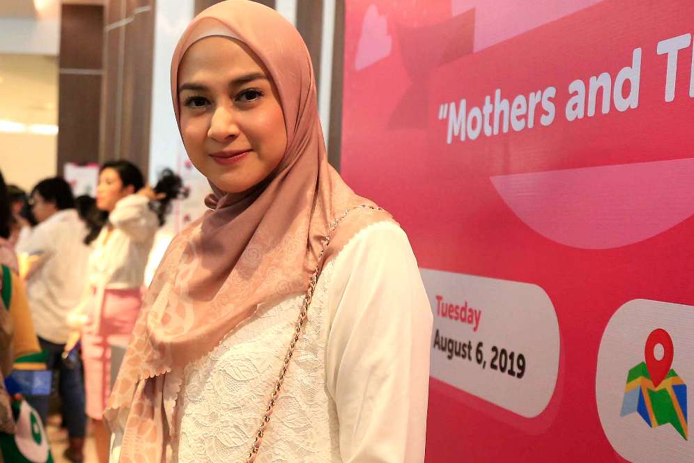 Pesona Kecantikan Nina Zatulini