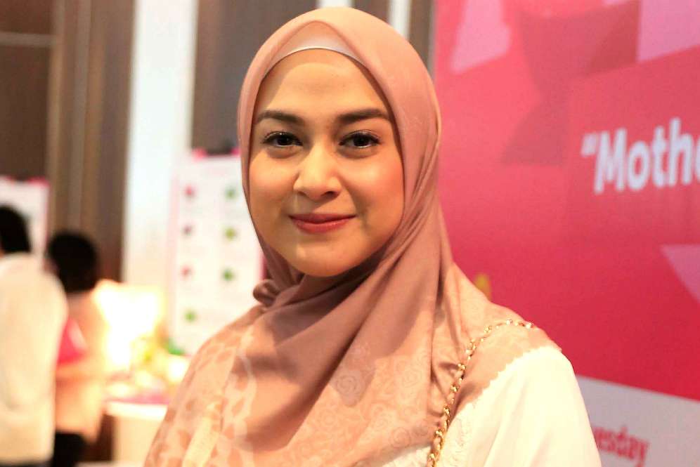 Pesona Kecantikan Nina Zatulini