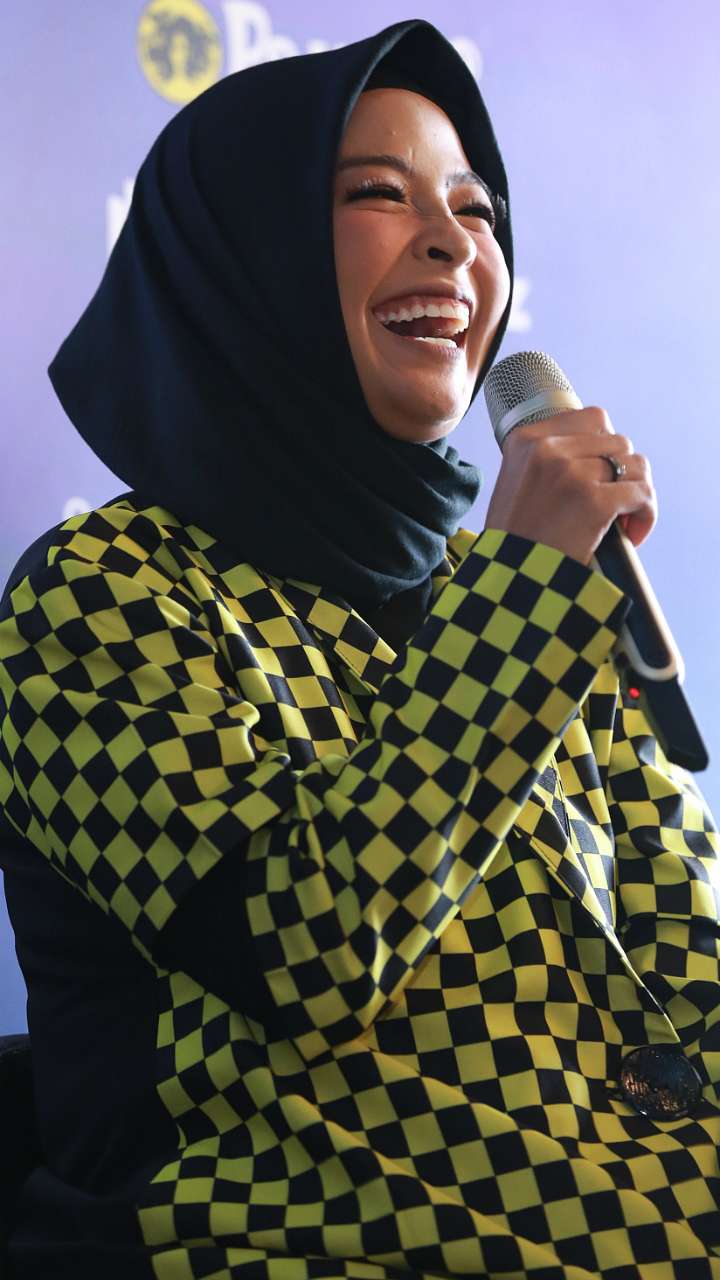 Gaya Trendy Tantri Kotak dengan Checkerboard Dress
