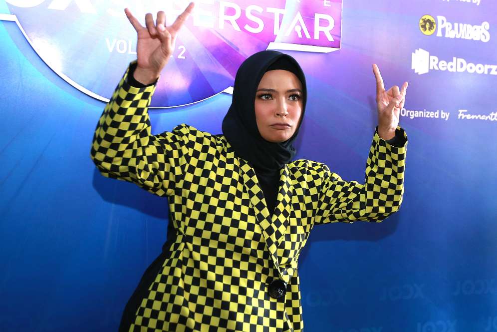 Gaya Trendy Tantri Kotak dengan Checkerboard Dress