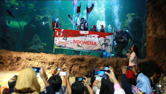 Aaliyah Massaid Kibarkan Bendera Merah Putih di Bawah Laut