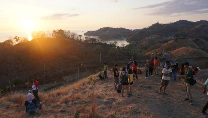 Menikmati Senja di Bukit Sylvia
