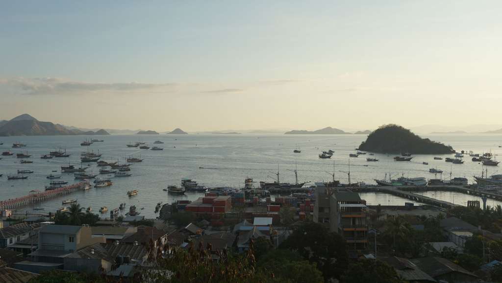 Menikmati Senja di Bukit Sylvia