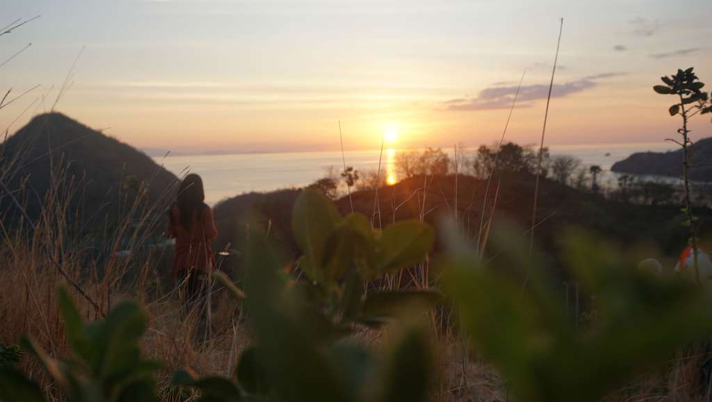 Menikmati Senja di Bukit Sylvia