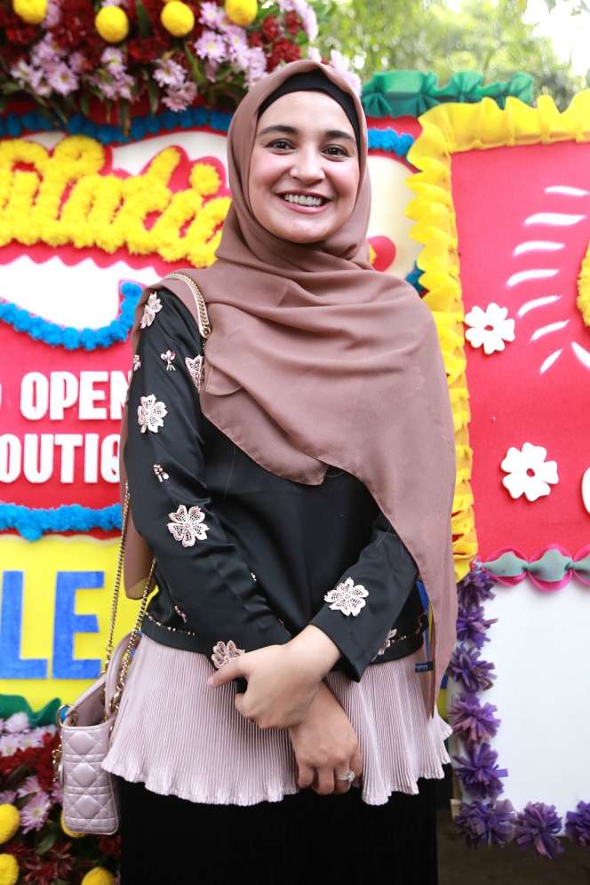 Tampilan Simple Nan Elegan Ala Shireen Sungkar