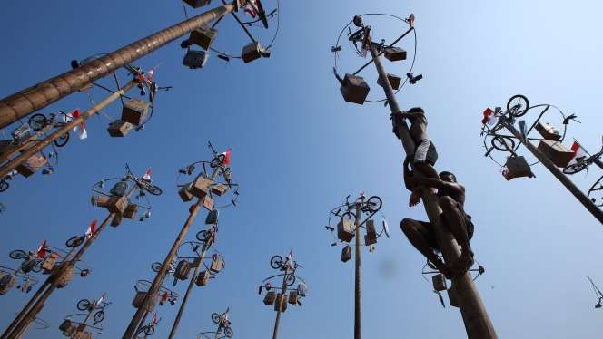Foto: Berlumur Oli, 3 Bule Cantik Ikut Panjat Pinang di Ancol