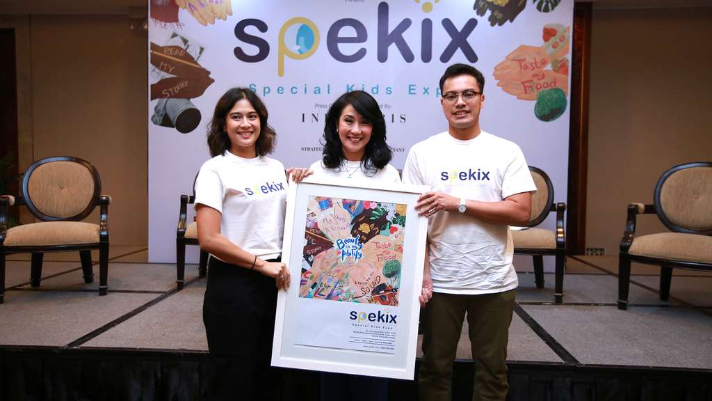 Saat Dian Sastro Menahan Tangis Ungkap Putranya Idap Autisme