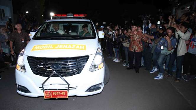 Tangis Reza Rahadian di Rumah Duka BJ Habibie
