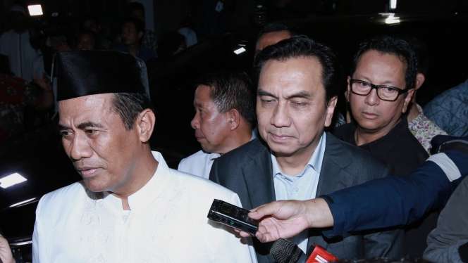 Tangis Reza Rahadian di Rumah Duka BJ Habibie
