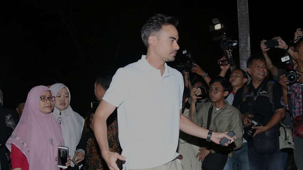 Tangis Reza Rahadian di Rumah Duka BJ Habibie