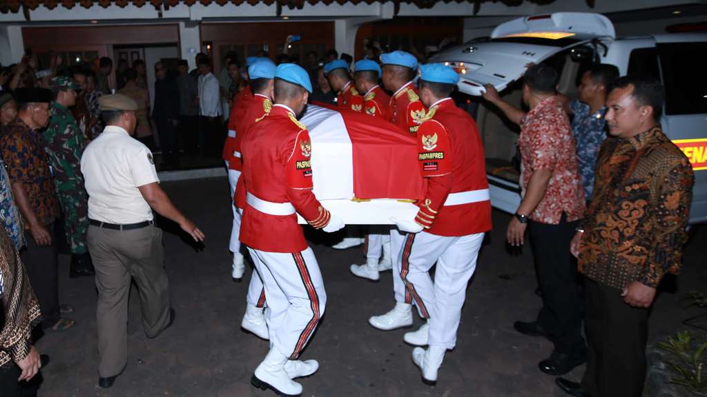 Tangis Reza Rahadian di Rumah Duka BJ Habibie