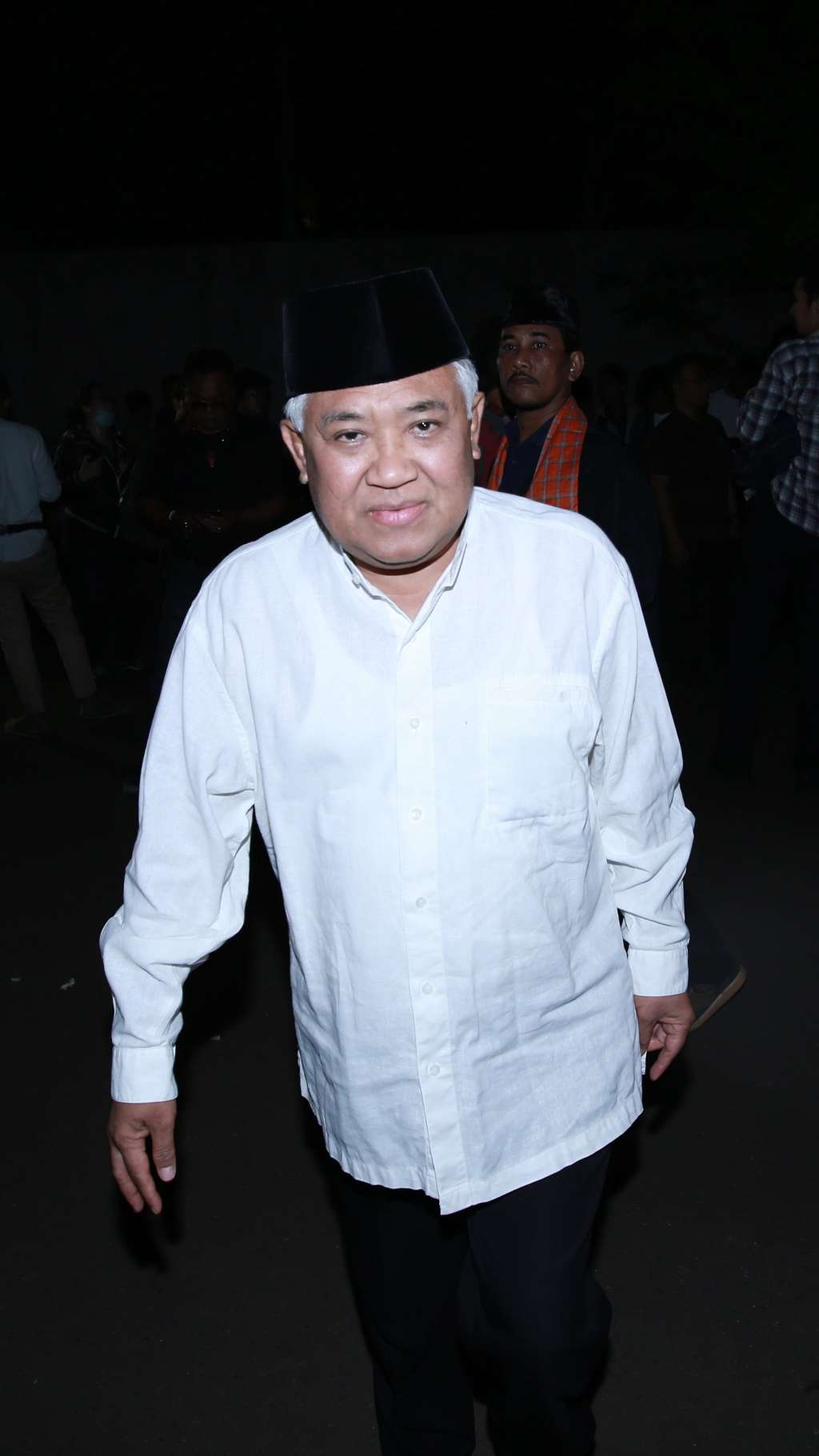 Tangis Reza Rahadian di Rumah Duka BJ Habibie