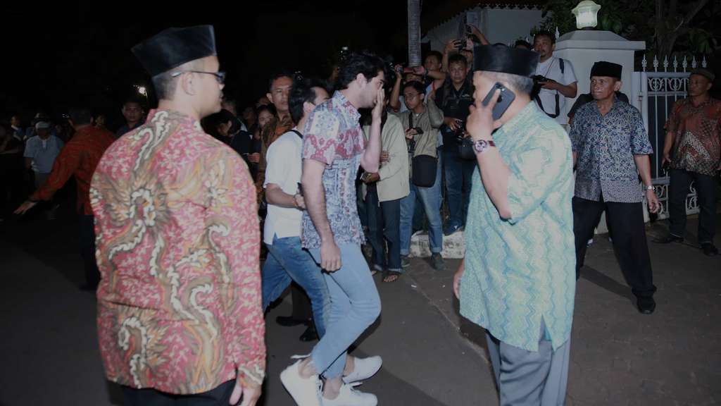 Tangis Reza Rahadian di Rumah Duka BJ Habibie