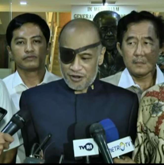 Thareq Habibie yang Curi Perhatian, Kenapa Pakai Penutup Mata?