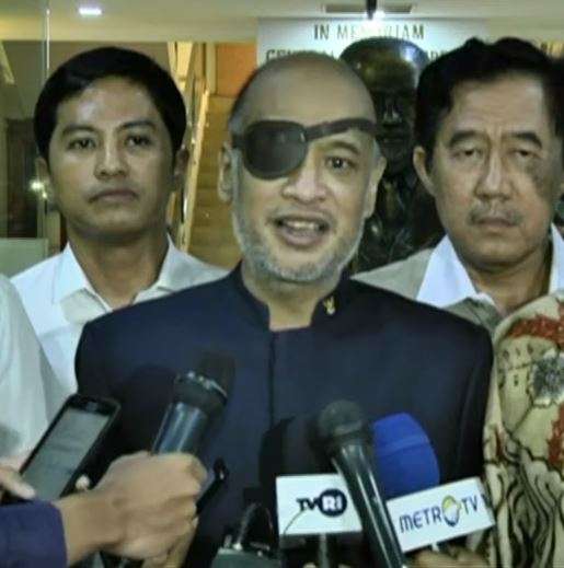 Thareq Habibie yang Curi Perhatian, Kenapa Pakai Penutup Mata?