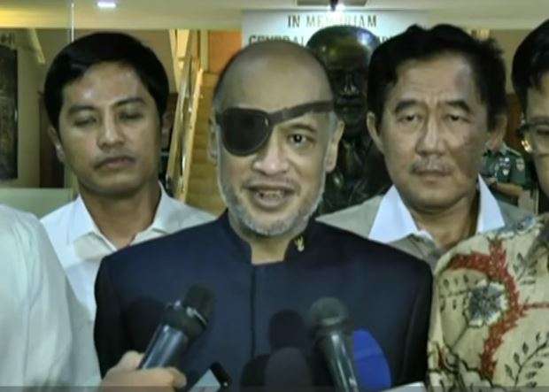 Thareq Habibie yang Curi Perhatian, Kenapa Pakai Penutup Mata?