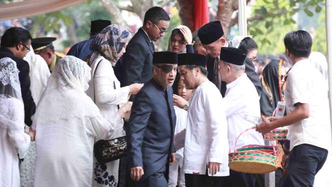 Keluarga Thareq Kemal Antar Habibie ke Peristirahatan Terakhir