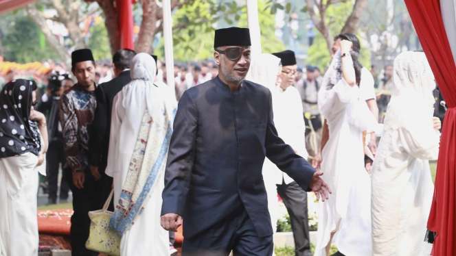 Keluarga Thareq Kemal Antar Habibie ke Peristirahatan Terakhir