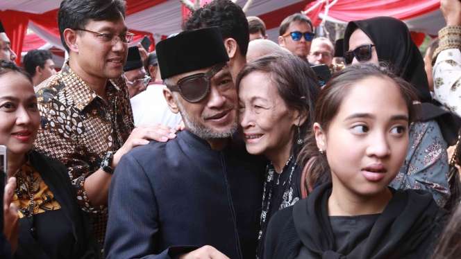 Keluarga Thareq Kemal Antar Habibie ke Peristirahatan Terakhir
