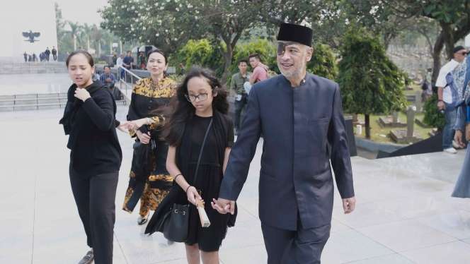 Keluarga Thareq Kemal Antar Habibie ke Peristirahatan Terakhir