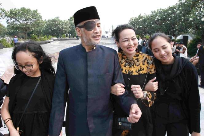 Keluarga Thareq Kemal Antar Habibie ke Peristirahatan Terakhir