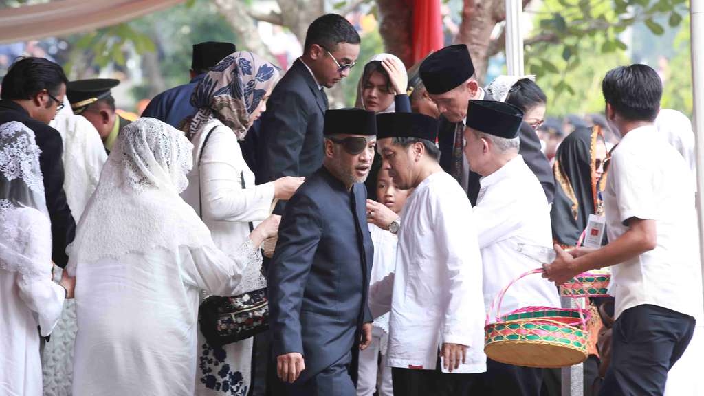 Keluarga Thareq Kemal Antar Habibie ke Peristirahatan Terakhir