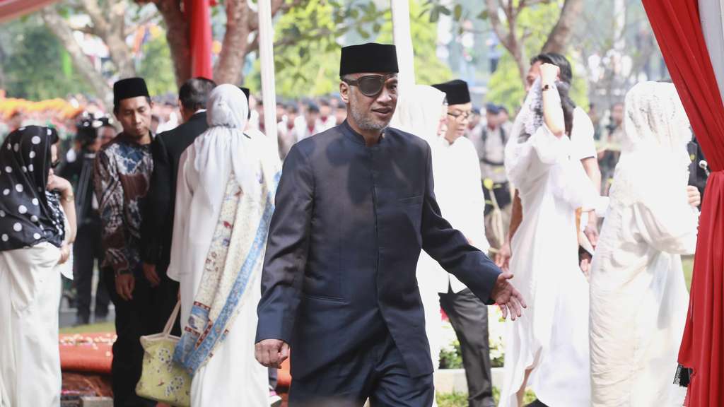 Keluarga Thareq Kemal Antar Habibie ke Peristirahatan Terakhir