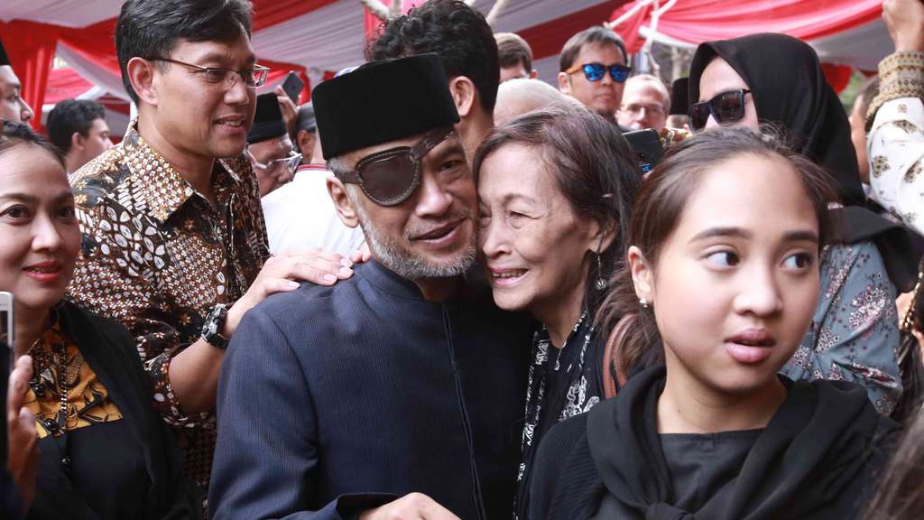 Keluarga Thareq Kemal Antar Habibie ke Peristirahatan Terakhir