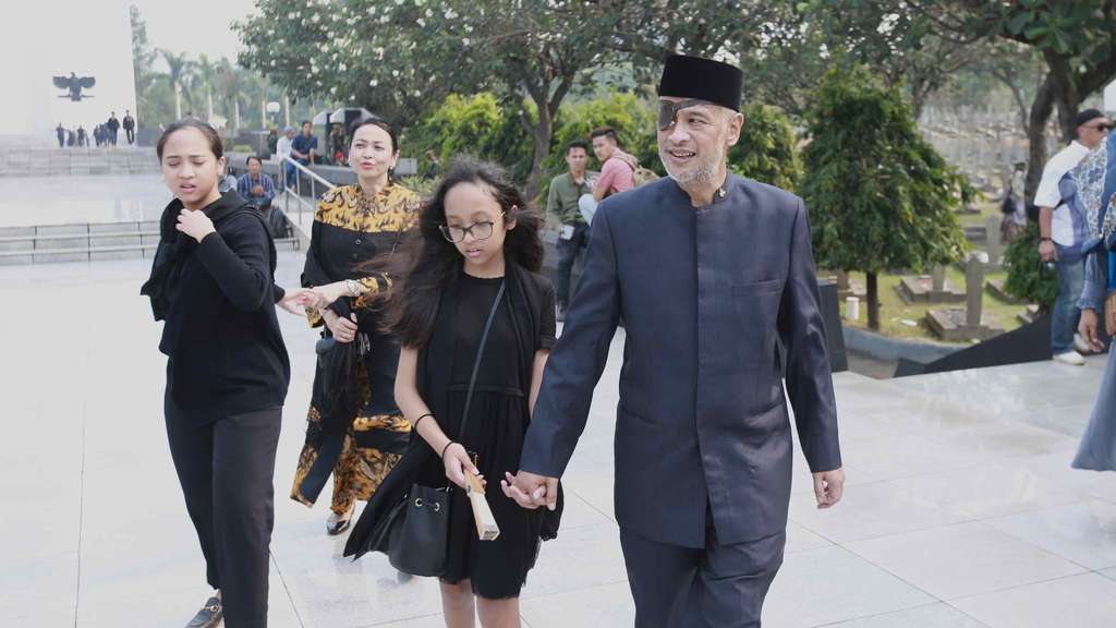 Keluarga Thareq Kemal Antar Habibie ke Peristirahatan Terakhir