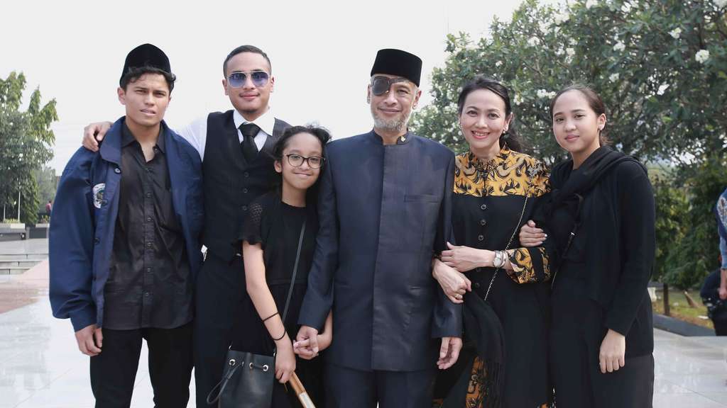 Keluarga Thareq Kemal Antar Habibie ke Peristirahatan Terakhir