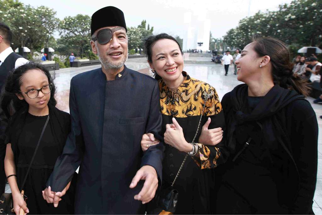 Keluarga Thareq Kemal Antar Habibie ke Peristirahatan Terakhir