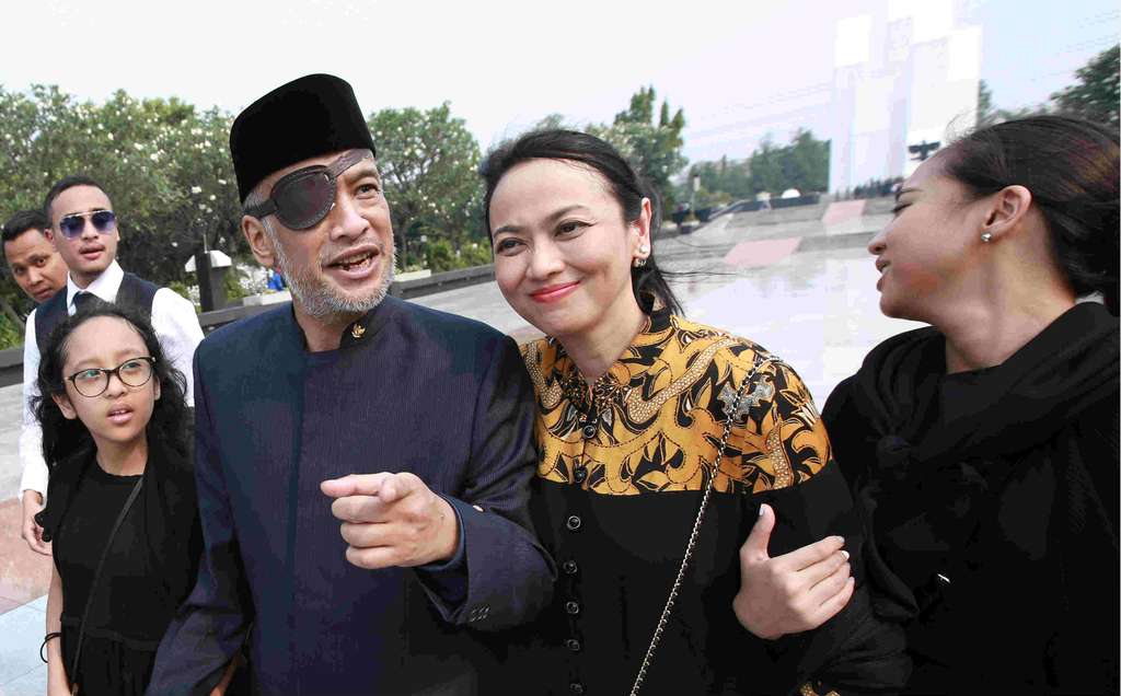 Keluarga Thareq Kemal Antar Habibie ke Peristirahatan Terakhir