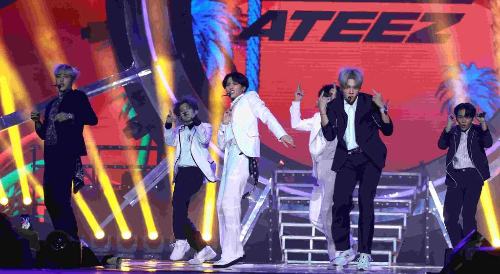 Aksi ATEEZ hingga Rossa Mengguncang Panggung Smartfren WOW Con