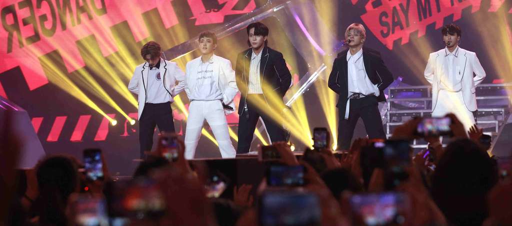 Aksi ATEEZ hingga Rossa Mengguncang Panggung Smartfren WOW Con