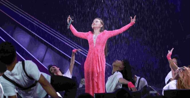 Rossa Diguyur Hujan di Panggung Smartfren WOW Concert 2019