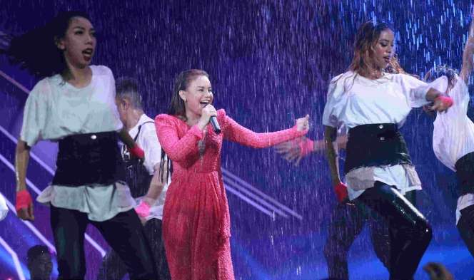 Rossa Diguyur Hujan di Panggung Smartfren WOW Concert 2019