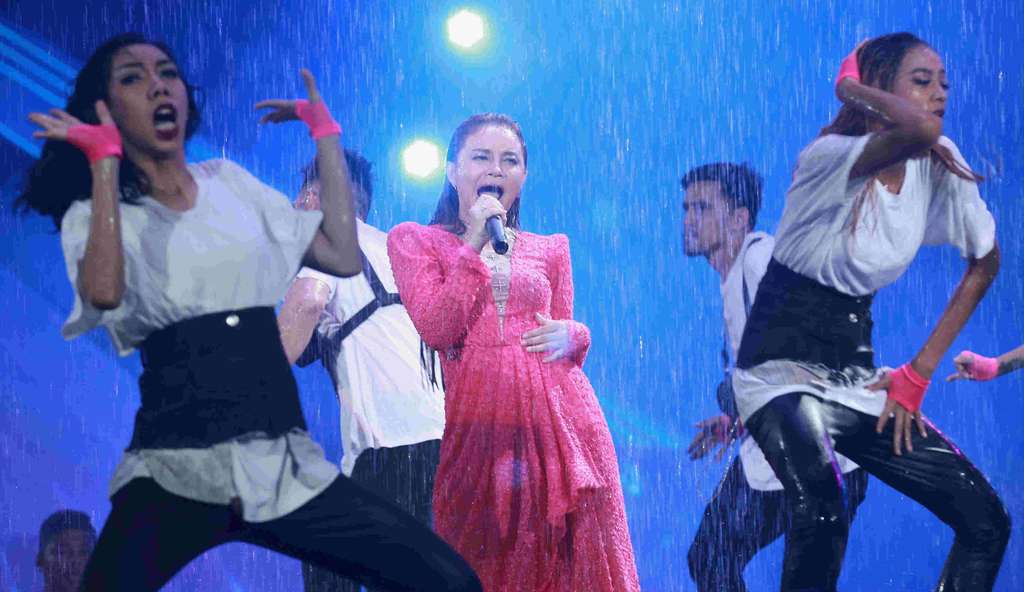 Rossa Diguyur Hujan di Panggung Smartfren WOW Concert 2019