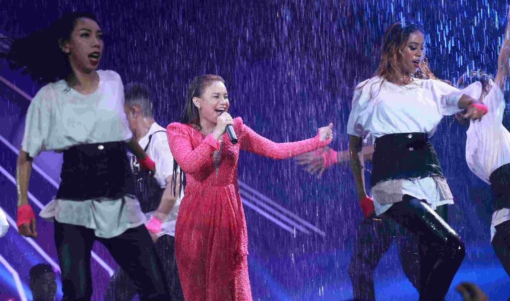 Rossa Diguyur Hujan di Panggung Smartfren WOW Concert 2019