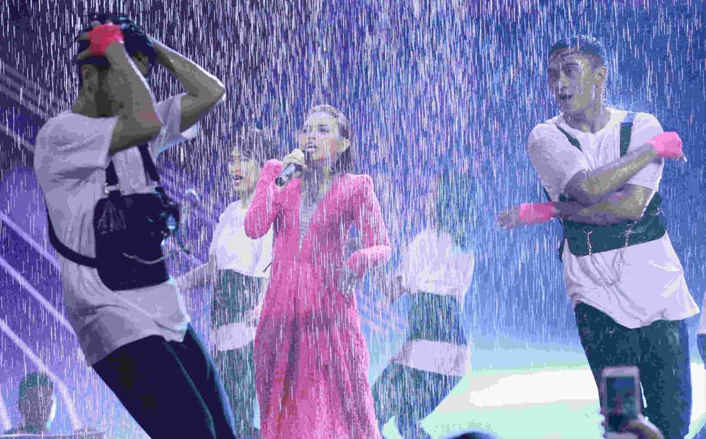 Rossa Diguyur Hujan di Panggung Smartfren WOW Concert 2019