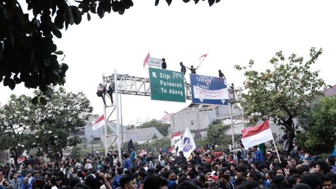 Semakin Memanas, Demo Mahasiswa Tolak RUU KUHP & UU KPK Ricuh